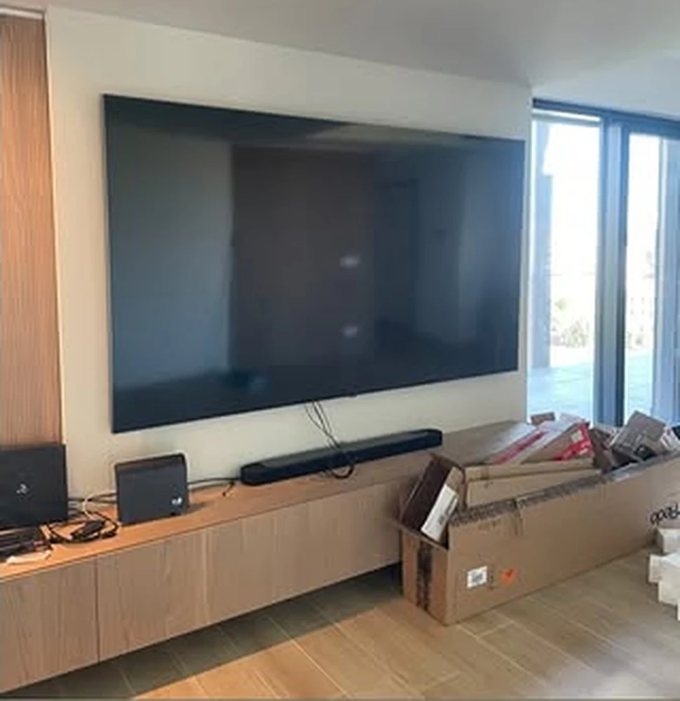 Parete TV con collegamenti organizzati